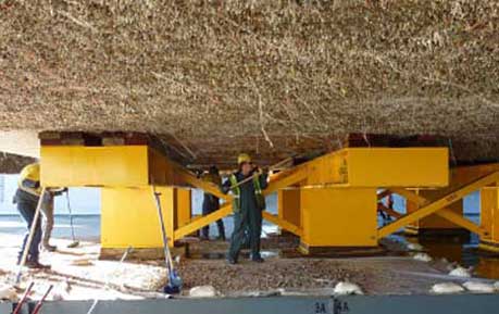 photo of a vessel hull covered in biofouling